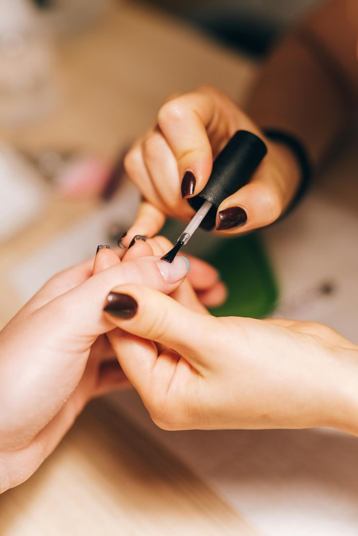 Atendimento de manicure e pedicure com acabamento cuidadoso