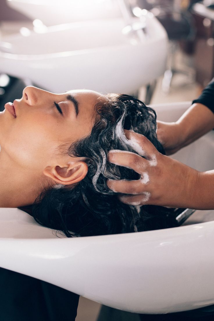 Mulheres em momento de cuidado e beleza no salão
